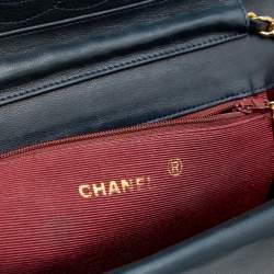 مملوكة مسبقًا حقيبة كتف شانيل هالف مون فينتدج جلد مبطن كحلي داكن 