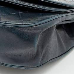 مملوكة مسبقًا حقيبة كتف شانيل هالف مون فينتدج جلد مبطن كحلي داكن 