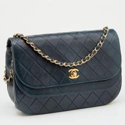 مملوكة مسبقًا حقيبة كتف شانيل هالف مون فينتدج جلد مبطن كحلي داكن 