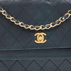 مملوكة مسبقًا حقيبة كتف شانيل هالف مون فينتدج جلد مبطن كحلي داكن 