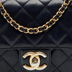 مملوكة مسبقًا حقيبة شانيل فينتدج جلد سوداء مبطنة مربعة بقلاب صغيرة