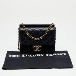 مملوكة مسبقًا حقيبة شانيل فينتدج جلد سوداء مبطنة مربعة بقلاب صغيرة