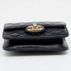 مملوكة مسبقًا حقيبة شانيل فينتدج جلد سوداء مبطنة مربعة بقلاب صغيرة