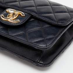 مملوكة مسبقًا حقيبة شانيل فينتدج جلد سوداء مبطنة مربعة بقلاب صغيرة