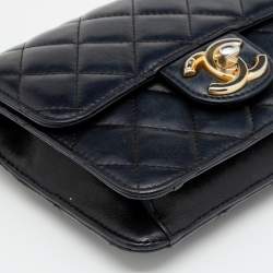 مملوكة مسبقًا حقيبة شانيل فينتدج جلد سوداء مبطنة مربعة بقلاب صغيرة