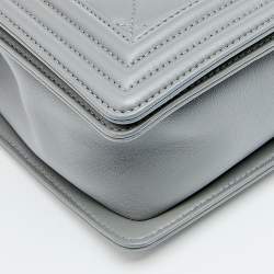 مملوكة مسبقًا حقيبة بقلاب شانيل بوي جلد مبطن رصاصي متوسطة