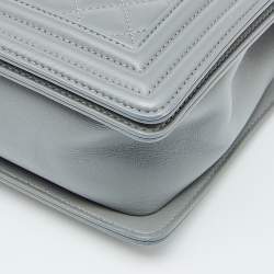 مملوكة مسبقًا حقيبة بقلاب شانيل بوي جلد مبطن رصاصي متوسطة