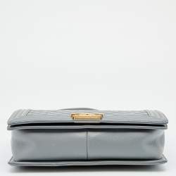 مملوكة مسبقًا حقيبة بقلاب شانيل بوي جلد مبطن رصاصي متوسطة