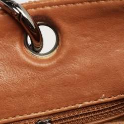 مملوكة مسبقًا حقيبة يد توتس شانيل غراند شوبر جلد مبطن بني فاتح