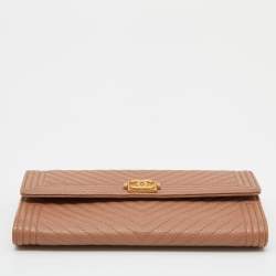 مملوكة مسبقًا Chanel Beige Caviar Chevron Quilted Leather Boy Flap Wallet