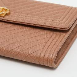 مملوكة مسبقًا Chanel Beige Caviar Chevron Quilted Leather Boy Flap Wallet