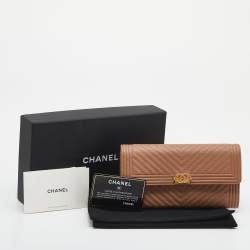 مملوكة مسبقًا Chanel Beige Caviar Chevron Quilted Leather Boy Flap Wallet