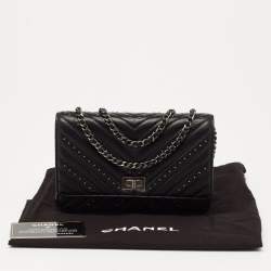 مملوكة مسبقًا Chanel Black Chevron Leather Reissue 2.55 Wallet On Chain