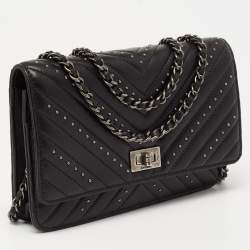 مملوكة مسبقًا Chanel Black Chevron Leather Reissue 2.55 Wallet On Chain