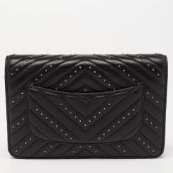 مملوكة مسبقًا Chanel Black Chevron Leather Reissue 2.55 Wallet On Chain