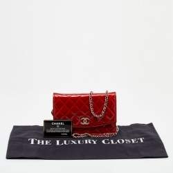 مملوكة مسبقًا محفظة بسلسلة شانيل كلاسيك جلد مبطن لامع أحمر