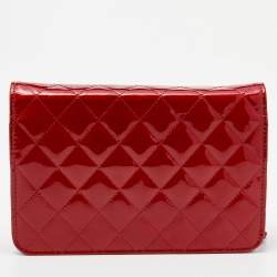 مملوكة مسبقًا محفظة بسلسلة شانيل كلاسيك جلد مبطن لامع أحمر