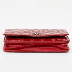 مملوكة مسبقًا محفظة بسلسلة شانيل كلاسيك جلد مبطن لامع أحمر