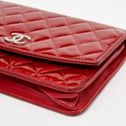 مملوكة مسبقًا محفظة بسلسلة شانيل كلاسيك جلد مبطن لامع أحمر