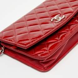 مملوكة مسبقًا محفظة بسلسلة شانيل كلاسيك جلد مبطن لامع أحمر