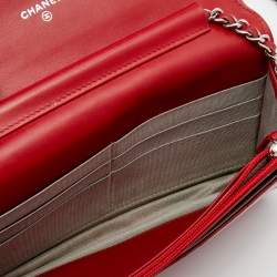 مملوكة مسبقًا محفظة بسلسلة شانيل كلاسيك جلد مبطن لامع أحمر