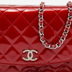 مملوكة مسبقًا محفظة بسلسلة شانيل كلاسيك جلد مبطن لامع أحمر