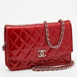 مملوكة مسبقًا محفظة بسلسلة شانيل كلاسيك جلد مبطن لامع أحمر