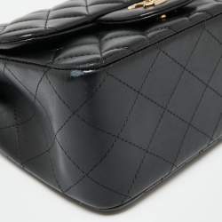 مملوكة مسبقًا حقيبة شانيل كلاسيك جلد كافيار زرقاء مبطنة مربعة بقلاب صغيرة