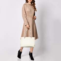 مملوكة مسبقًا حقيبة يد شانيل جراند شوبينج جلد كافيار مبطن أوف وايت