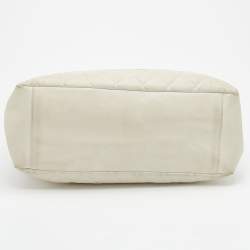 مملوكة مسبقًا حقيبة يد شانيل جراند شوبينج جلد كافيار مبطن أوف وايت