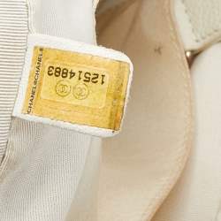 مملوكة مسبقًا حقيبة يد شانيل جراند شوبينج جلد كافيار مبطن أوف وايت