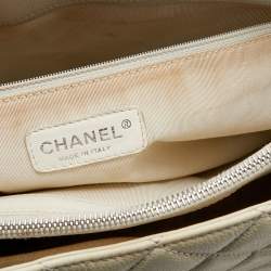 مملوكة مسبقًا حقيبة يد شانيل جراند شوبينج جلد كافيار مبطن أوف وايت