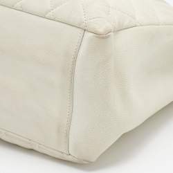 مملوكة مسبقًا حقيبة يد شانيل جراند شوبينج جلد كافيار مبطن أوف وايت