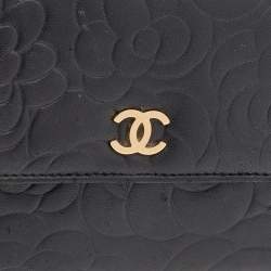 مملوكة مسبقًا محفظة شانيل كاميليا جلد أسود بقلاب