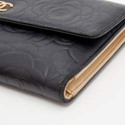 مملوكة مسبقًا محفظة شانيل كاميليا جلد أسود بقلاب