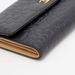 مملوكة مسبقًا محفظة شانيل كاميليا جلد أسود بقلاب