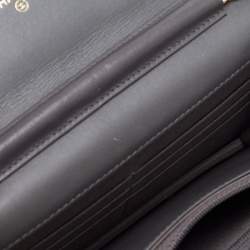 مملوكة مسبقًا محفظة بسلسلة شانيل ريإيشو 2.55 جلد مبطن رصاصية ميتالك