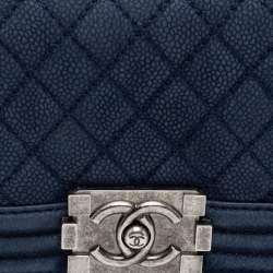 مملوكة مسبقًا حقيبة شانيل جلد نوبوك كافيار مبطن أزرق صغيرة بقلاب