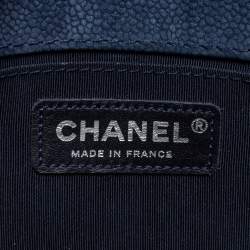 مملوكة مسبقًا حقيبة شانيل جلد نوبوك كافيار مبطن أزرق صغيرة بقلاب