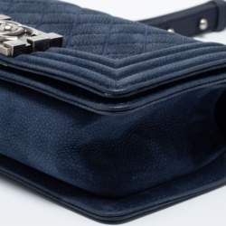 مملوكة مسبقًا حقيبة شانيل جلد نوبوك كافيار مبطن أزرق صغيرة بقلاب