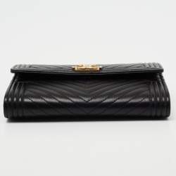 مملوكة مسبقًا Chanel Black Chevron Leather Boy Wallet