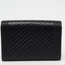 مملوكة مسبقًا Chanel Black Chevron Leather Boy Wallet