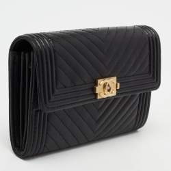 مملوكة مسبقًا Chanel Black Chevron Leather Boy Wallet