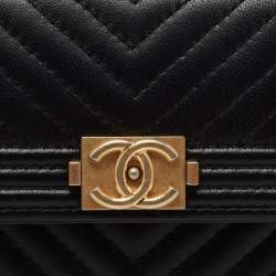 مملوكة مسبقًا Chanel Black Chevron Leather Boy Wallet