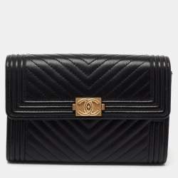 مملوكة مسبقًا Chanel Black Chevron Leather Boy Wallet