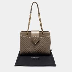 Pre Owned Chanel Metallic Olive Green Chevron Quilted Leather Collar And Tie Shoulder Bag