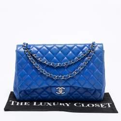 مملوكة مسبقًا حقيبة كتف شانيل ماكسي كلاسيك جلد أزرق مبطن بقلاب