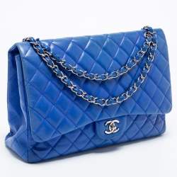 مملوكة مسبقًا حقيبة كتف شانيل ماكسي كلاسيك جلد أزرق مبطن بقلاب