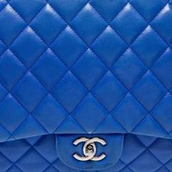 مملوكة مسبقًا حقيبة كتف شانيل ماكسي كلاسيك جلد أزرق مبطن بقلاب