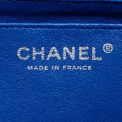 مملوكة مسبقًا حقيبة كتف شانيل ماكسي كلاسيك جلد أزرق مبطن بقلاب
